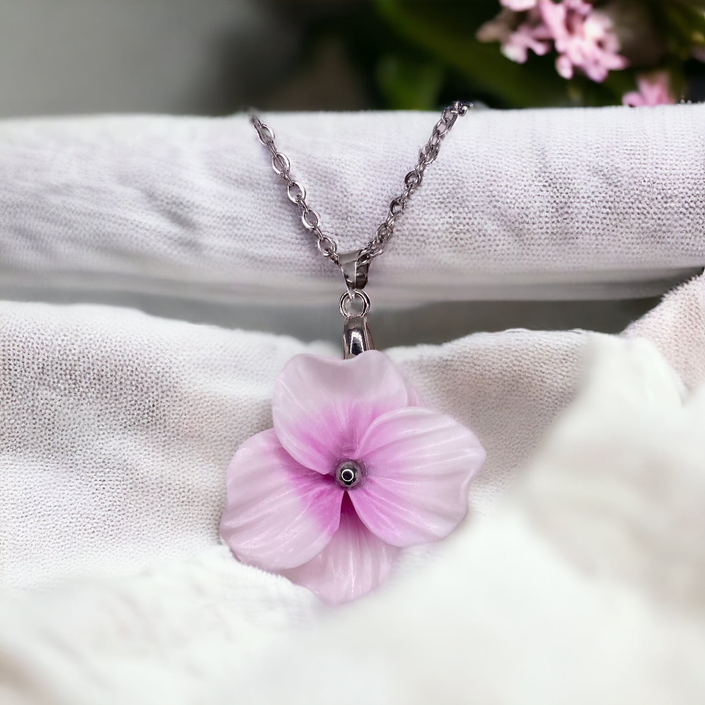 Girocollo LILIUM.,Degradè Fucsia, in argilla polimerica e componente in acciaio inossidabile e catena in acciaio ©Girocollo a forma di fiore (silver version) Capsule Collection Rinascita. tutti i pezzi sono unici nel loro genere, nessuno è mai perfettamente uguale all'altro, essendo dei prodotti realizzati esclusivamente a mano. Articolo realizzato a mano Materiali: Argilla polimerica, Acciaio inossidabile Lunghezza catena: 35cm Fiore Lunghezza: 4 Centimetri; Larghezza: 2.5 Centimetri