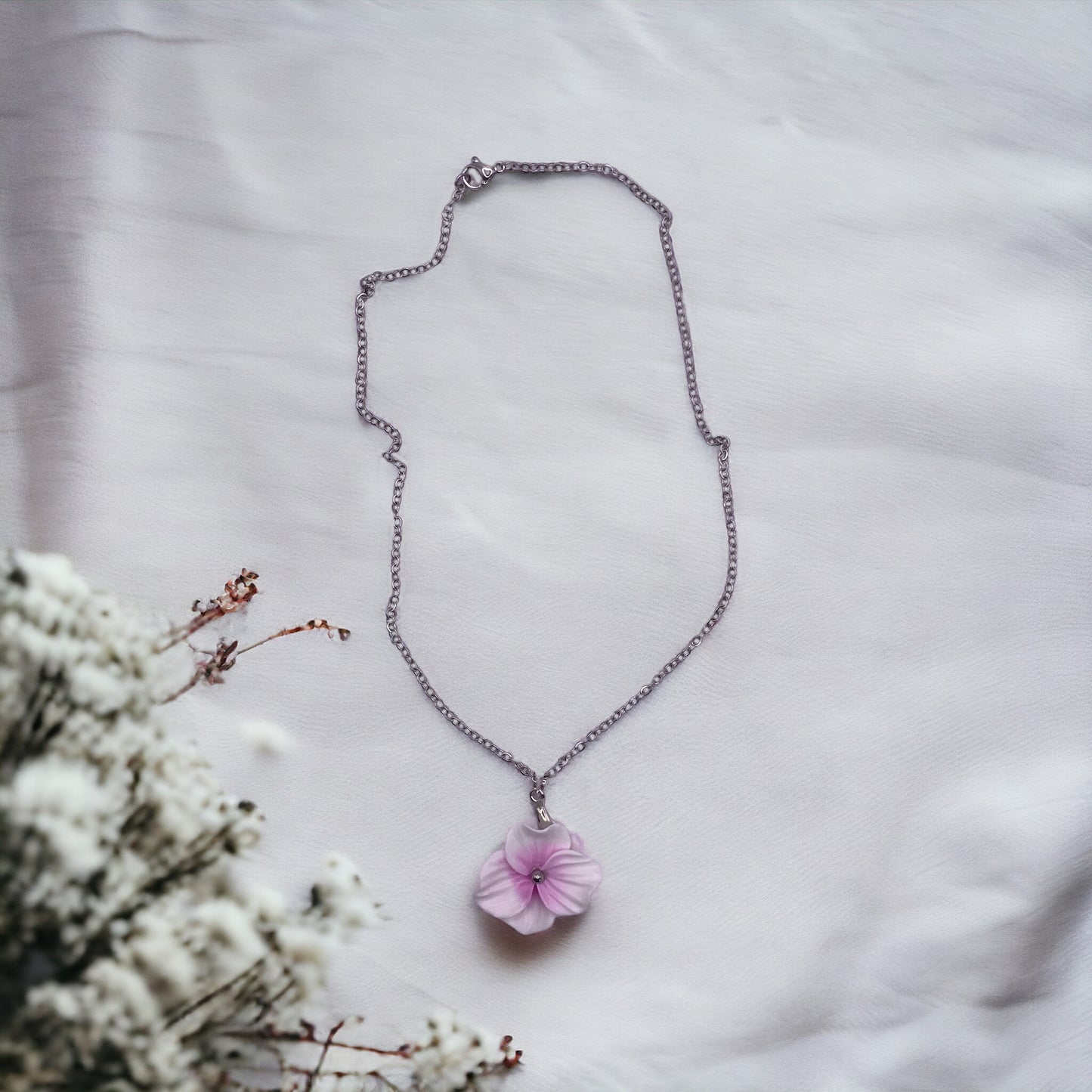 Girocollo LILIUM.,Degradè Fucsia, in argilla polimerica e componente in acciaio inossidabile e catena in acciaio ©Girocollo a forma di fiore (silver version) Capsule Collection Rinascita. tutti i pezzi sono unici nel loro genere, nessuno è mai perfettamente uguale all'altro, essendo dei prodotti realizzati esclusivamente a mano. Articolo realizzato a mano Materiali: Argilla polimerica, Acciaio inossidabile Lunghezza catena: 35cm Fiore Lunghezza: 4 Centimetri; Larghezza: 2.5 Centimetri