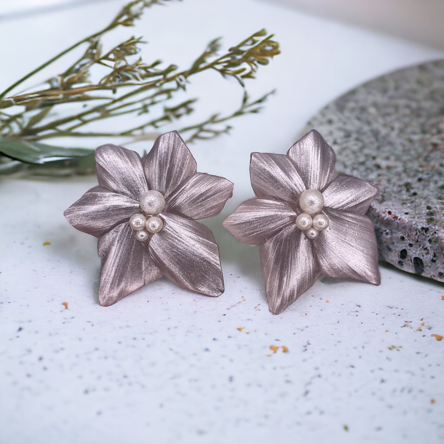 Coppia orecchini DEJAV-ù, iSilver Shine, n argilla polimerica e perle d'acqua dolce, chiusura in acciaio, a lobo © Orecchini a forma di fiore versione grande. Capsule Collection Dejav-ù. tutti i pezzi sono unici nel loro genere, nessuno è mai perfettamente uguale all'altro, essendo dei prodotti realizzati esclusivamente a mano. Articolo realizzato a mano Materiali: Argilla polimerica, Perle d'acqua dolce, Acciaio inossidabile Lunghezza: 6 Centimetri; Larghezza: 5 Centimetri
