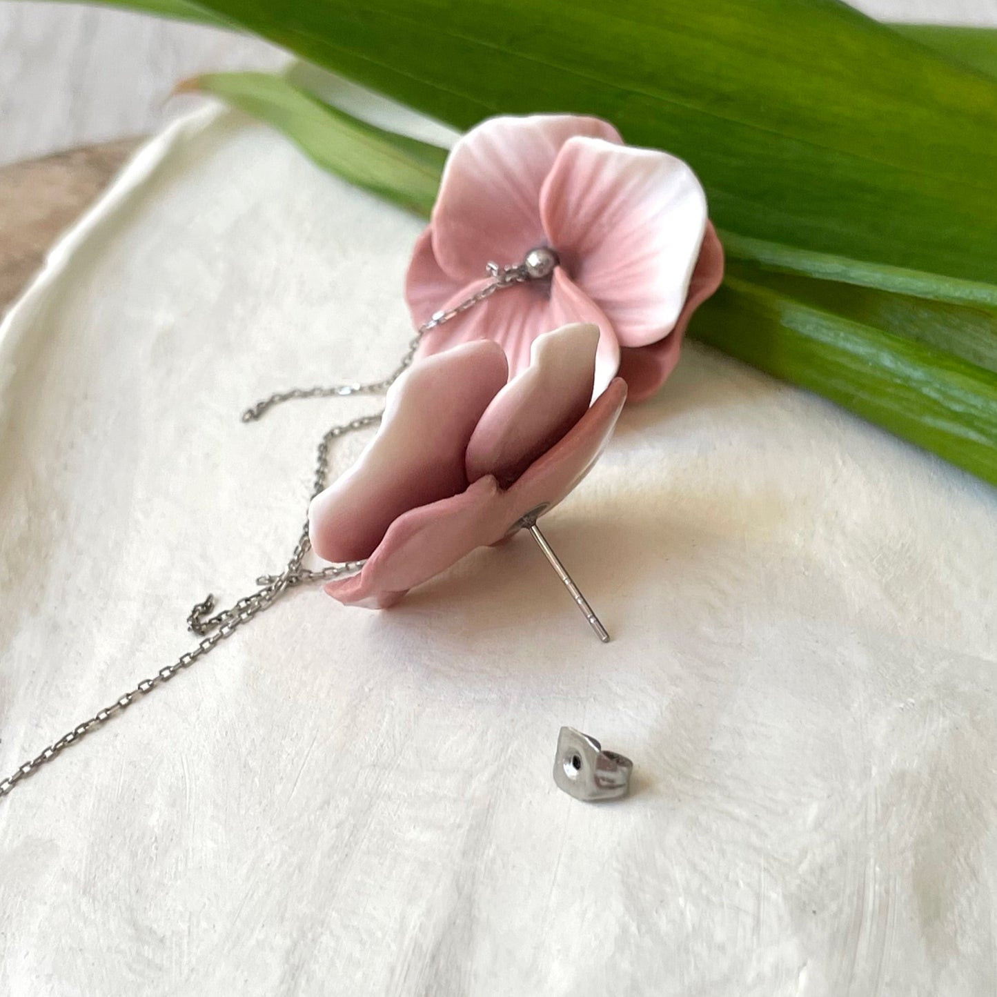 Orecchini le PETIT lilium. | Rosa Antico (silver version)