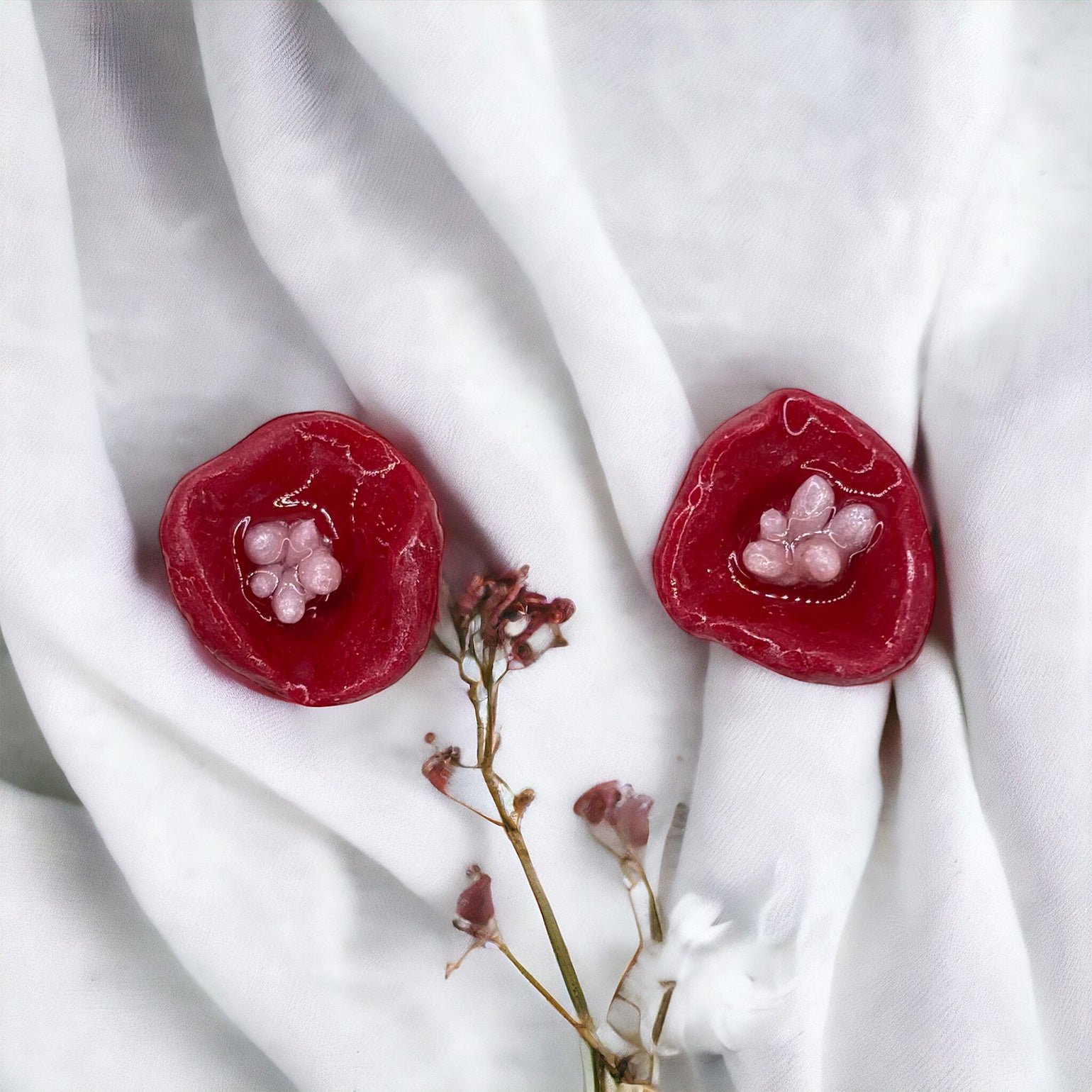 Coppia orecchini MINI POPPY, Rosso, in argilla polimerica e componenti in&nbsp;acciaio inossidabile,&nbsp;a lobo con chiusura a farfallina  ©&nbsp;Orecchini a forma di fiore&nbsp;  versione super piccola.  Capsule Collection Rinascita. tutti i pezzi sono unici nel loro genere, nessuno è mai perfettamente uguale all'altro, essendo dei prodotti realizzati esclusivamente a mano.  Articolo realizzato a mano  Materiali: Argilla polimerica, Acciaio inossidabile  Lunghezza: 1 Cm Larghezza: 1 Cm