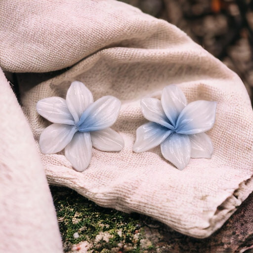 Coppia orecchini&nbsp;FRANGIPANE,&nbsp; Celeste, in argilla polimerica&nbsp;con chiusura a farfallina in acciaio inossidabile, a lobo  © Orecchini a forma di fiore  versione media.  Capsule Collection Rinascita. tutti i pezzi sono unici nel loro genere, nessuno è mai perfettamente uguale all'altro, essendo dei prodotti fatti esclusivamente a mano.  Articolo fatto a mano  Materiali: Argilla polimerica, Acciaio inossidabile  Lunghezza: 3&nbsp;Centimetri; Larghezza: 3 Centimetri