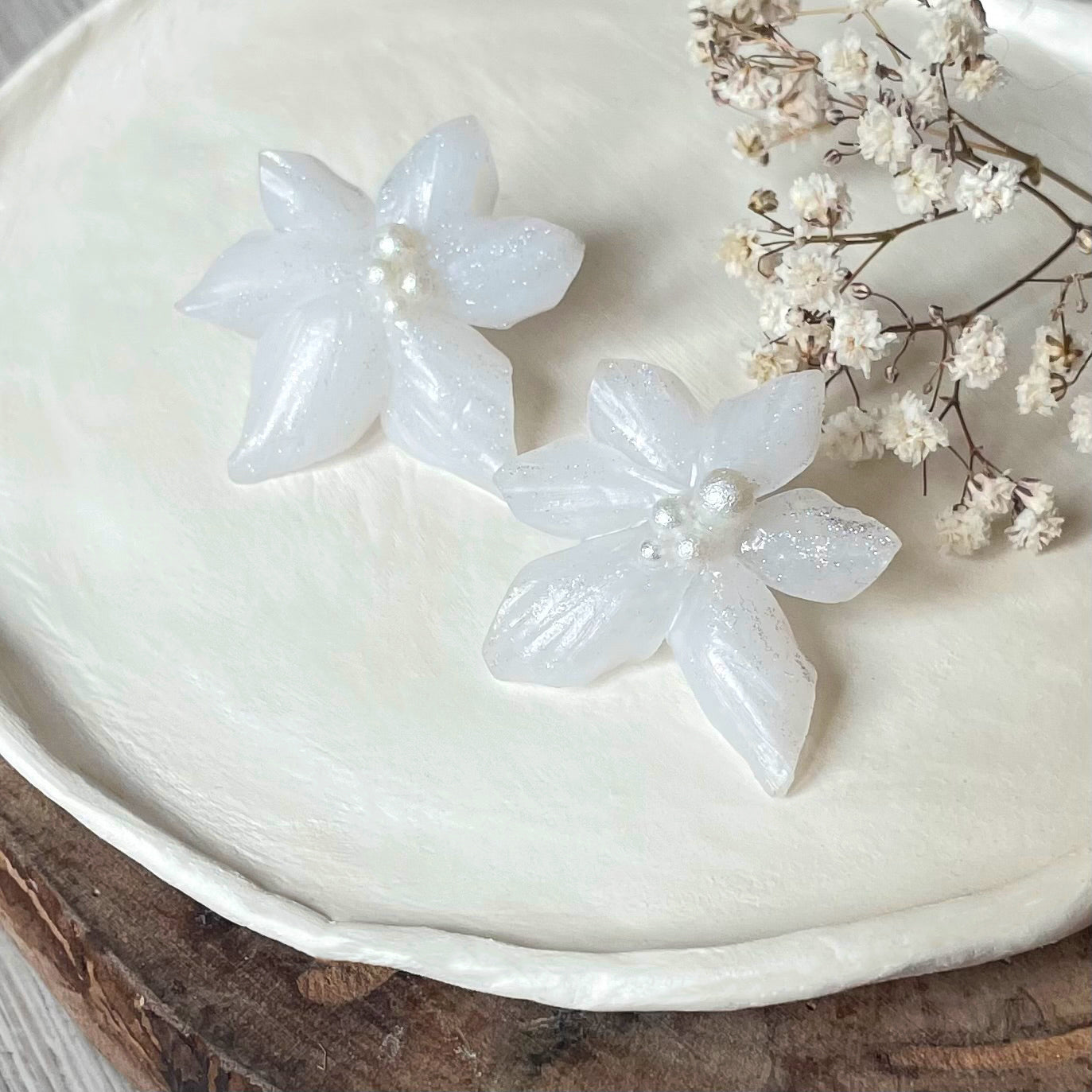 Orecchini A Bottone Floreali Vintage In Acrilico Bianco - Fiori Di Camelia In Resina, Ipoallergenici, Gioiello Donna